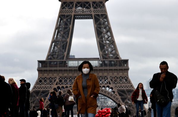 امرأة ترتدي قناعا واقيا في باريس، بعد تأكيد حالات الإصابة بفيروس كورونا في فرنسا 1 فبراير 2020 - سبوتنيك عربي