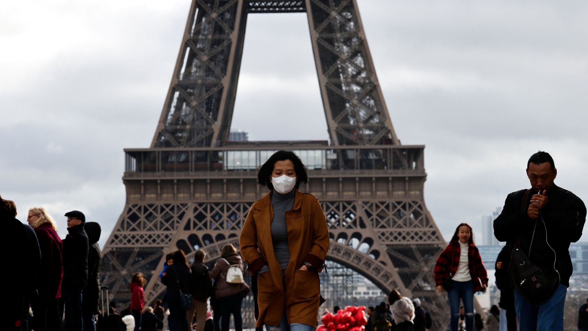 امرأة ترتدي قناعا واقيا في باريس، بعد تأكيد حالات الإصابة بفيروس كورونا في فرنسا 1 فبراير 2020 - سبوتنيك عربي, 1920, 30.11.2021