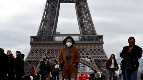 امرأة ترتدي قناعا واقيا في باريس، بعد تأكيد حالات الإصابة بفيروس كورونا في فرنسا 1 فبراير 2020 - سبوتنيك عربي