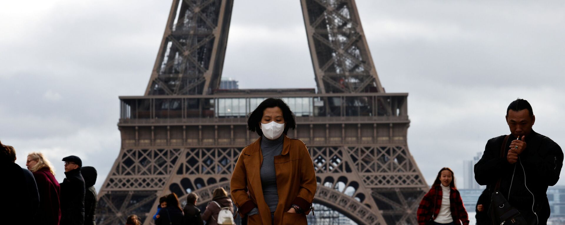 امرأة ترتدي قناعا واقيا في باريس، بعد تأكيد حالات الإصابة بفيروس كورونا في فرنسا 1 فبراير 2020 - سبوتنيك عربي, 1920, 22.02.2021