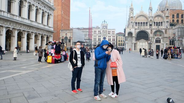 سياح صينيون يرتدون أقنعة واقية بعد تأكيد حالات الإصابة بفيروس كورونا في إيطاليا، يلتقطون صورا في ساحة القديس مرقس (سان ماركوس)، 31 يناير 2020 - سبوتنيك عربي
