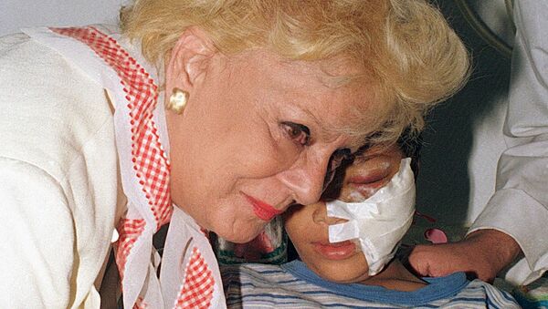 الفنانة المصرية نادية لطفي تقبل يد طفل فلسطيني مصاب في مستشفى ناصر بالقاهرة في 8 أكتوبر/ تشرين الأول 2000 - سبوتنيك عربي