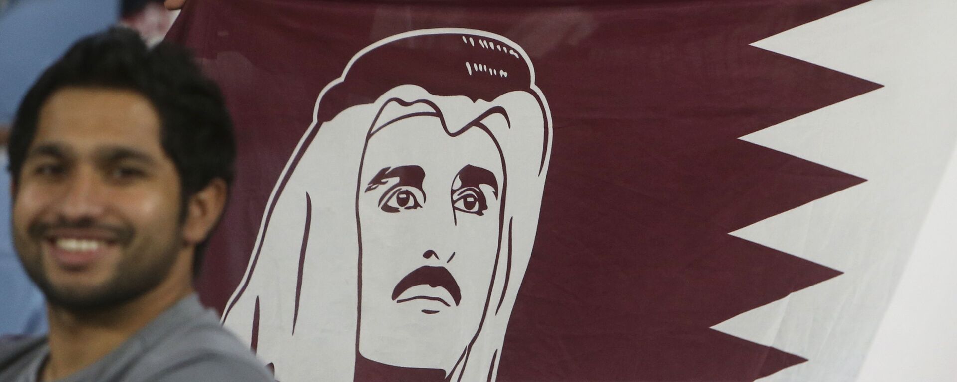 مشجعو كرة القدم يرسمون علم قطر الوطني مع صورة أمير قطر الشيخ تميم بن حمد آل ثاني قبل كأس العالم قطر 2022 وكأس الاتحاد الآسيوي لكرة القدم 2023 في تصفيات أولية بين قطر وعمان في الدوحة  - سبوتنيك عربي, 1920, 01.02.2021