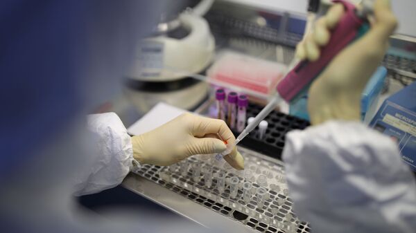 أحد أعضاء الطاقم الطبي يعمل على أنظمة اختبار لتشخيص فيروس كورونا جديد في مركز أبحاث الصحة وعلم الأوبئة في كراسنودار  في روسيا - سبوتنيك عربي