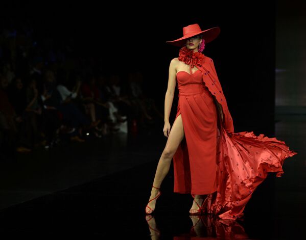 عارضات أزياء تقدم تصاميم فيرونيكا دي لا فيغا (eronica de la Vega) خلال عرض أزياء الفلامنكو الدولي (سيموف) (International Flamenco Fashion Show (SIMOF)) في إشبيلية، إسبانيا في 1 فبراير 2020. - سبوتنيك عربي