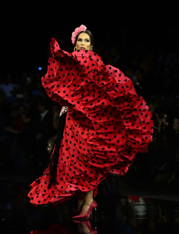 عارضات أزياء تقدم تصاميم أديلينا إنفانتيه (Adelina Infante) خلال عرض أزياء الفلامنكو الدولي (سيموف) (International Flamenco Fashion Show (SIMOF)) في إشبيلية، إسبانيا في 1 فبراير 2020. - سبوتنيك عربي