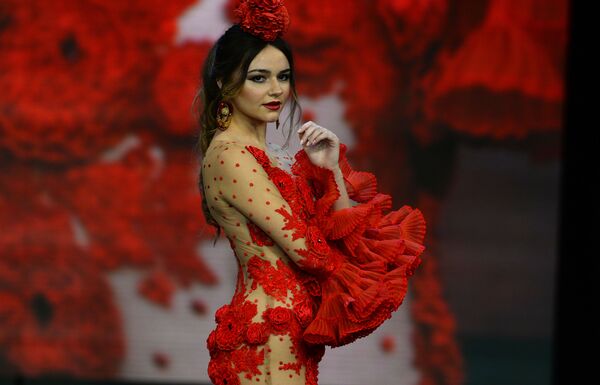 عارضات أزياء تقدم تصاميم تيريزا نينو (Teressa Ninu) خلال عرض أزياء الفلامنكو الدولي (سيموف) (International Flamenco Fashion Show (SIMOF)) في إشبيلية، إسبانيا في 1 فبراير 2020. - سبوتنيك عربي