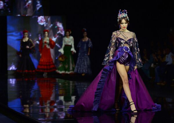 عارضات أزياء تقدم تصاميم أتيليه ريما (Atelier Rima) خلال عرض أزياء الفلامنكو الدولي (سيموف) (International Flamenco Fashion Show (SIMOF)) في إشبيلية، إسبانيا في 1 فبراير 2020. - سبوتنيك عربي