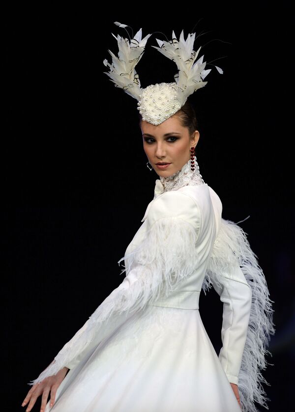 عارضات أزياء تقدم تصاميم بروفينسيا دي غرانادا (Provincia de Granada) خلال عرض أزياء الفلامنكو الدولي (سيموف) (International Flamenco Fashion Show (SIMOF)) في إشبيلية، إسبانيا في 1 فبراير 2020. - سبوتنيك عربي