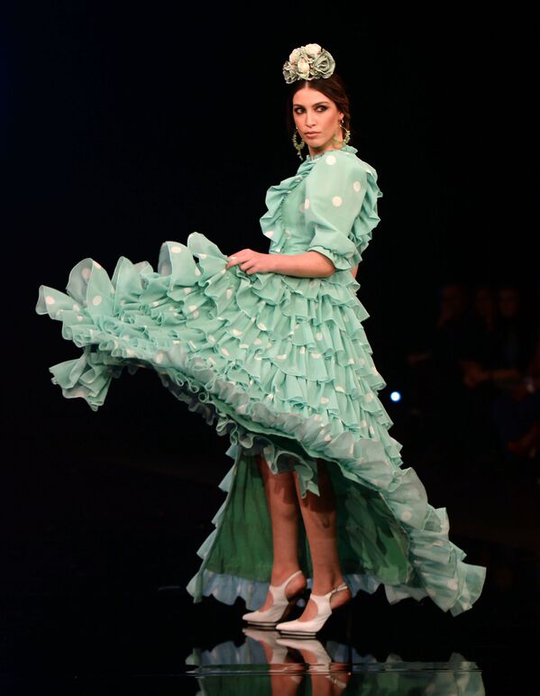 عارضات أزياء تقدم تصاميم كارمين رايموندو (Carmen Raimundo) خلال عرض أزياء الفلامنكو الدولي (سيموف) (International Flamenco Fashion Show (SIMOF)) في إشبيلية، إسبانيا في 1 فبراير 2020. - سبوتنيك عربي