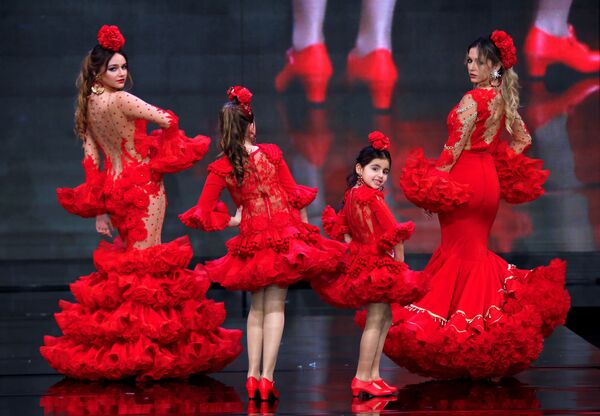 عارضات أزياء تقدم تصاميم تيريزا نينو (Teressa Ninu) خلال عرض أزياء الفلامنكو الدولي (سيموف) (International Flamenco Fashion Show (SIMOF)) في إشبيلية، إسبانيا في 1 فبراير 2020. - سبوتنيك عربي