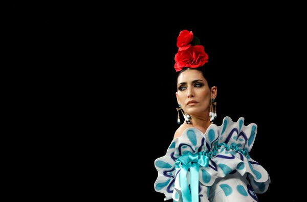عارضات أزياء تقدم تصاميم أنطونيو غوتيريز (Antonio Gutierrez) خلال عرض أزياء الفلامنكو الدولي (سيموف) (International Flamenco Fashion Show (SIMOF)) في إشبيلية، إسبانيا في 1 فبراير 2020. - سبوتنيك عربي