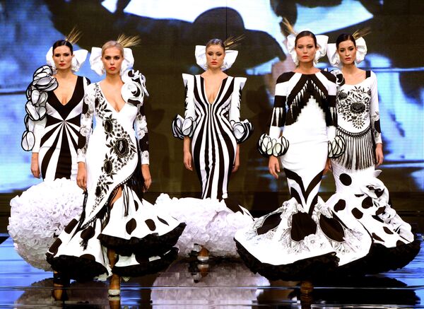 عارضات أزياء تقدم تصاميم أنا مورون (Ana Moron) خلال عرض أزياء الفلامنكو الدولي (سيموف) (International Flamenco Fashion Show (SIMOF)) في إشبيلية، إسبانيا في 31 يناير 2020. - سبوتنيك عربي