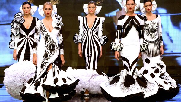 عارضات أزياء تقدم تصاميم أنا مورون (Ana Moron) خلال عرض أزياء الفلامنكو الدولي (سيمون) (International Flamenco Fashion Show (SIMON)) في إشبيلية، إسبانيا في 31 يناير 2020. - سبوتنيك عربي