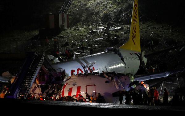 تحطم طائرة إثر خروجها عن مدرج في مطار صبيحة غوكشن بإسطنبول وإخلاء الركاب - سبوتنيك عربي