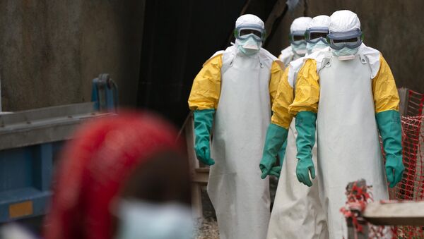 العاملون الصحيون يرتدون ملابس واقية في أحد مراكز علاج الإيبولا في بيني في جمهورية الكونغو الديمقراطية - سبوتنيك عربي