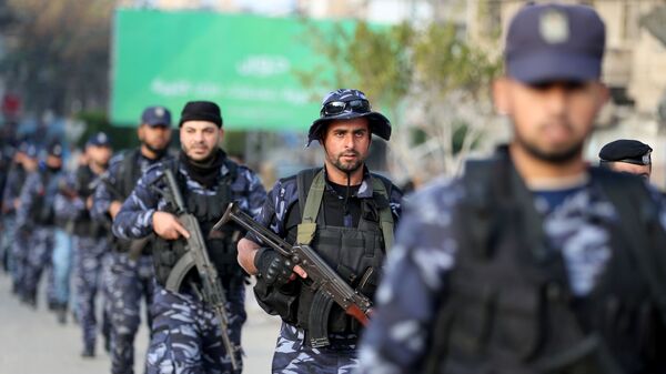 رجل شرطة فلسطينيون تابعون لحركة حماس أثناء احتجاج على خطة السلام الأمريكية في الشرق الأوسط في خان يونس في جنوب قطاع غزة - سبوتنيك عربي
