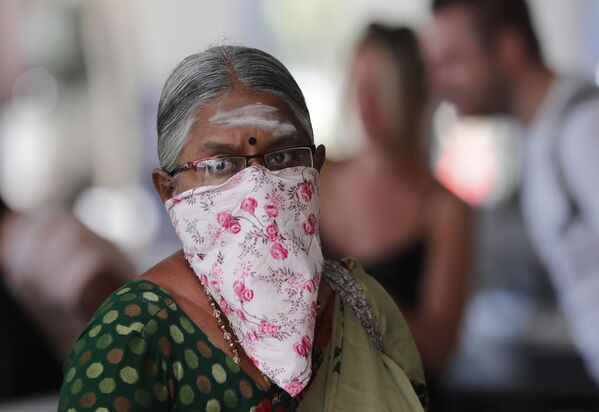امرأة هندية لدى وصولها إلى مطار كولومبو في سريلانكا، 30 يناير 2020 - سبوتنيك عربي