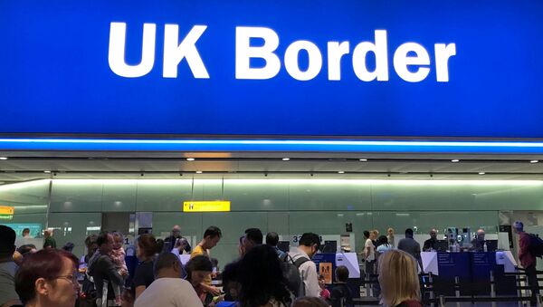 لافتات عند نقطة مراقبة الحدود في المملكة المتحدة في منطقة الوصول بمطار هيثرو في لندن  - سبوتنيك عربي