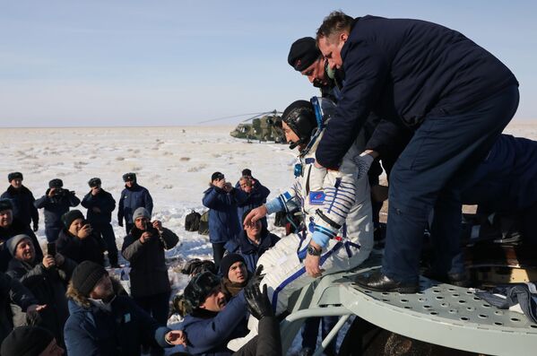 رائد الفضاء ألكسندر سكفورتسوف الروسي بعد هبوطه على متن مركبة الفضاء سويوز إم سي-13 في كازاخستان، 6 فبراير 2020 - سبوتنيك عربي