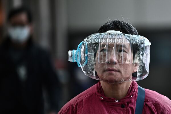 مواطن هونغ كونغ يرتدي قناعا من زجاجة بلاستيكية، 31 يناير 2020 - سبوتنيك عربي