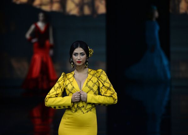 عارضات أزياء تقدم تصاميم لولي فيرا (Loli Vera) خلال عرض أزياء الفلامنكو الدولي (سيموف) (International Flamenco Fashion Show (SIMOF)) في إشبيلية، إسبانيا في 1 فبراير 2020. - سبوتنيك عربي