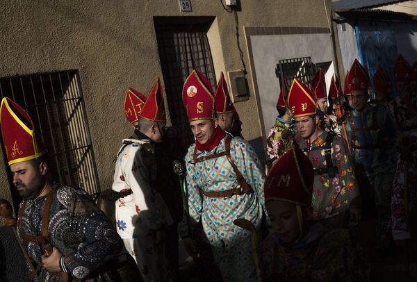 المشاركون خلال مسيرة كجزء من المهرجان التقليدي إنديابلادا (إخوان الشياطين :Andiablad) في مدينة الموناسيد ديل ماركيسادو في إسبانيا 3 فبراير 2020 - سبوتنيك عربي