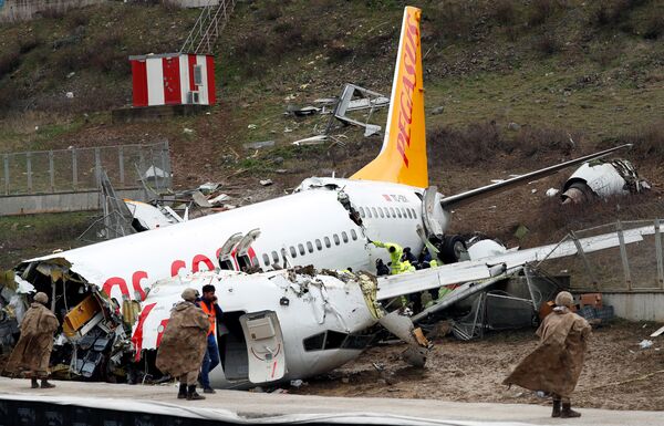 الهبوط الحاد لطائرة بوينغ 373-86J التابعة لشركة بيغاسوس في مطار صبيحة في إسطنبول، تركيا 5 فبراير 2020 (الصورة في 6 فبراير) - سبوتنيك عربي