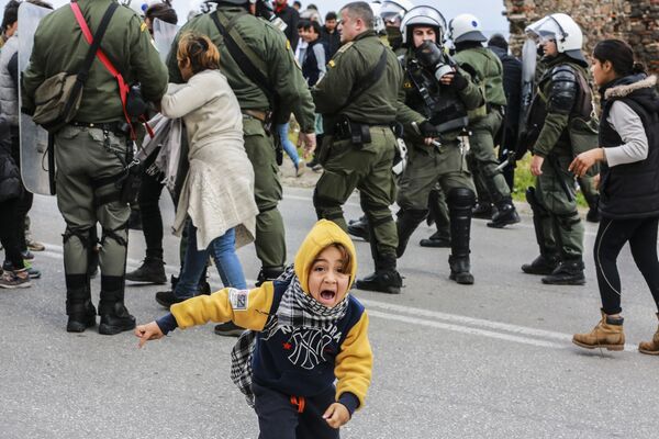 اشتباكات بين المهاجرين والشرطة في مخيم للاجئين في ليسبوس، اليونان 3 فبراير 2020 - سبوتنيك عربي
