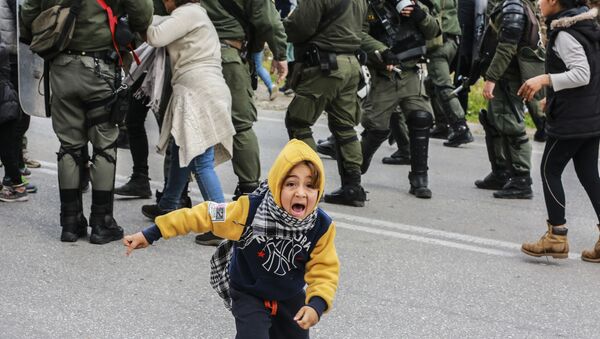 اشتباكات بين المهاجرين والشرطة في مخيم للاجئين في ليسبوس، اليونان 3 فبراير 2020 - سبوتنيك عربي