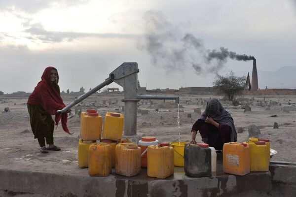امرأة تضخ الماء من بئر بالقرب من مدينة جلال آباد الأفغانية، 3 فبراير 2020 - سبوتنيك عربي