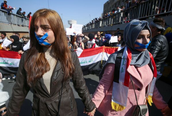 طلاب عراقيون يشاركون في احتجاجات العراق، بغداد 6 فبراير 2020 - سبوتنيك عربي