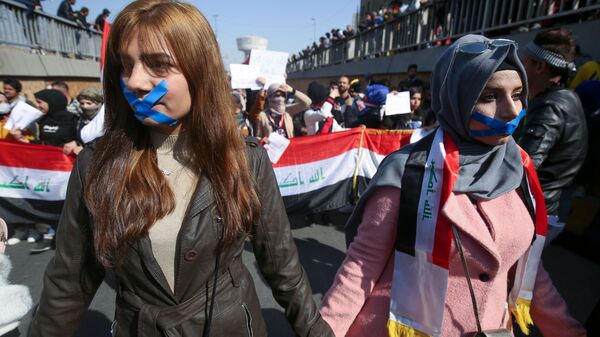 طلاب عراقيون يشاركون في احتجاجات العراق، بغداد 6 فبراير 2020 - سبوتنيك عربي