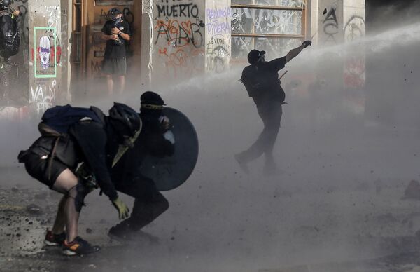 اشتباكات بين المتظاهرين والشرطة خلال احتجاجات في سانتياغو، تشيلي 1 فبراير 2020 - سبوتنيك عربي