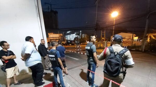 الشرطة والمارة يقفون بالقرب من مكان إطلاق النار في كورات في تايلاند - سبوتنيك عربي