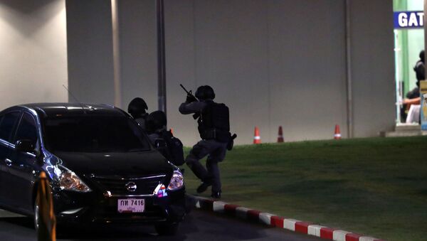 قوات الأمن التايلندية في مركز تجاري تطارد مطلق النار بداخل المركز التجاري في تايلاند، 8 فبراير/ شباط 2020 - سبوتنيك عربي