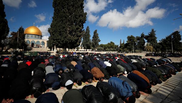 فلسطينيون يصلون بالقرب من قبة الصخرة في القدس - سبوتنيك عربي