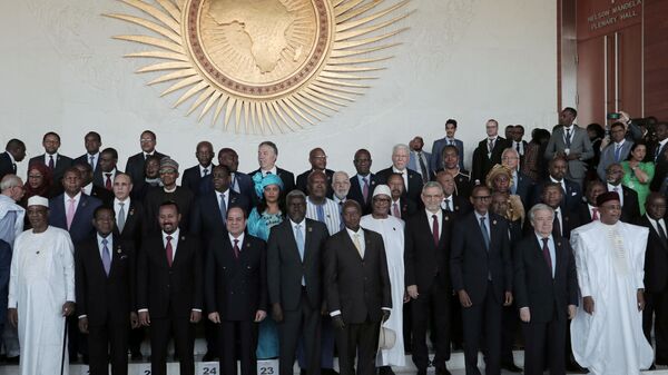 رؤساء الدول الأفريقية يلتقطون صورة جماعية أثناء افتتاح الدورة العادية الثالثة والثلاثين لرؤساء دول وحكومات الاتحاد الأفريقي في أديس أبابا - سبوتنيك عربي