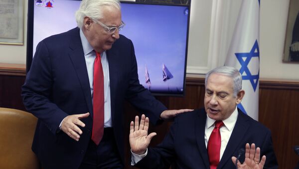 نتنياهو يتحدث مع السفير الأمريكي لدى إسرائيل ديفيد فريدمان بعد مشاهدة شريط فيديو يظهر فيه الإطلاق الناجح لصاروخ Arrow 3 المضاد للصواريخ الباليستية - سبوتنيك عربي