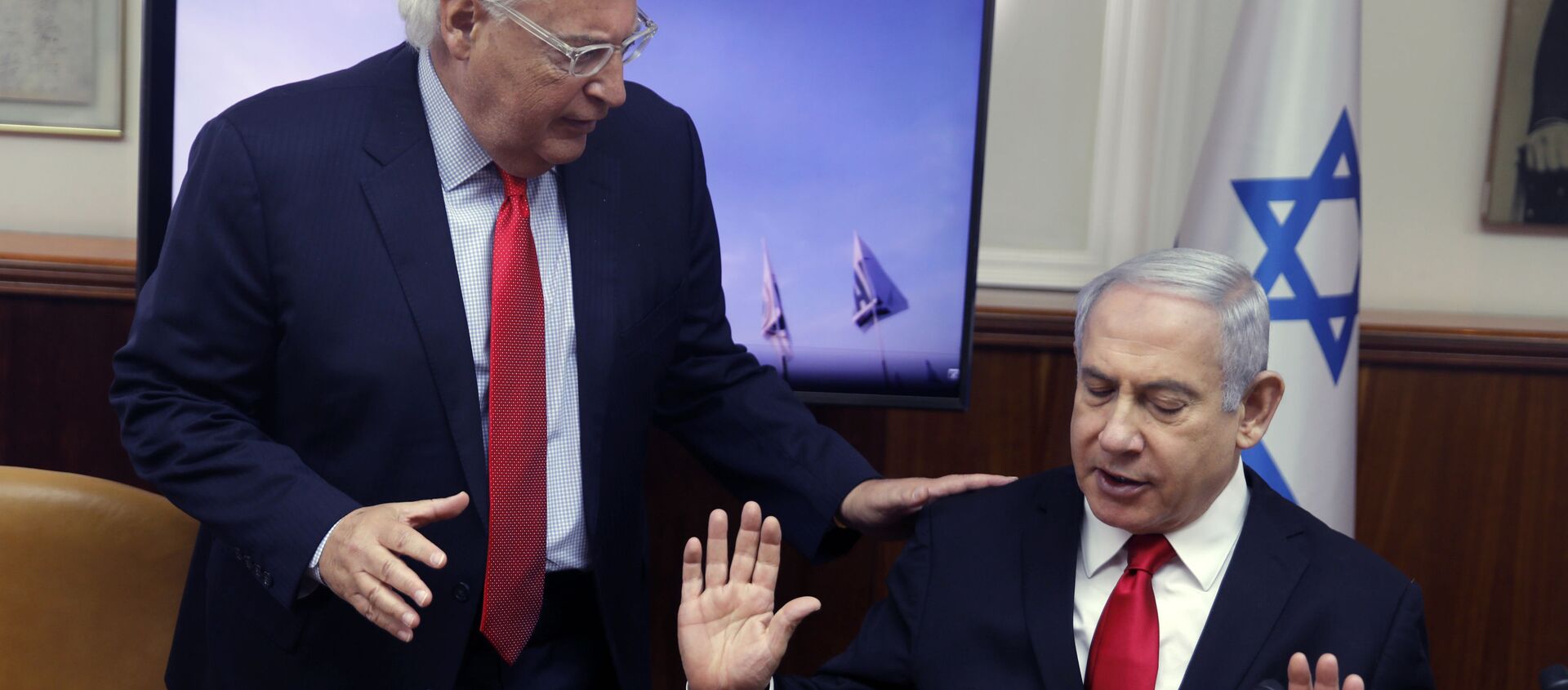 نتنياهو يتحدث مع السفير الأمريكي لدى إسرائيل ديفيد فريدمان بعد مشاهدة شريط فيديو يظهر فيه الإطلاق الناجح لصاروخ Arrow 3 المضاد للصواريخ الباليستية - سبوتنيك عربي, 1920, 08.11.2020