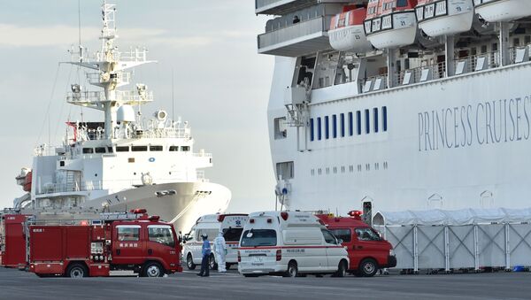 سيارات الطوارئ أمام السفينة السياحية باليابان - سبوتنيك عربي