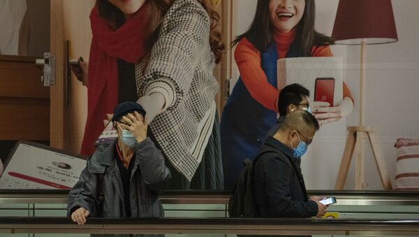 ركاب يستخدمون كمامات الوجه ويمشون في محطة مترو الأنفاق في هونغ كونغ في الصين - سبوتنيك عربي