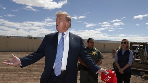 الرئيس الأمريكي دونالد ترامب عند الجدار الحدودي مع المكسيك - سبوتنيك عربي