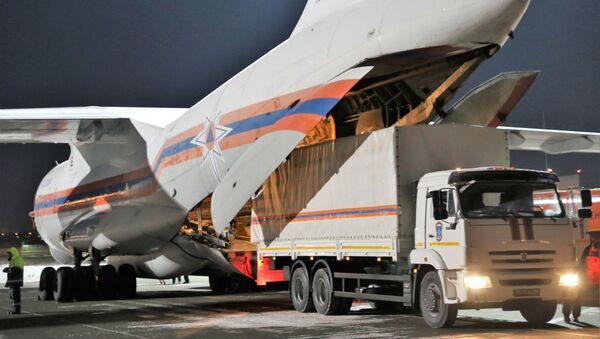  عمال وزارة الطوارئ الروسية يقومون بتحميل شحنات المساعدات الإنسانية من روسيا إلى الصين - سبوتنيك عربي