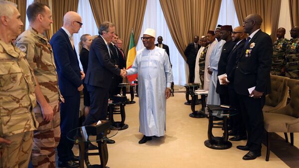رئيس مالي إبراهيم بوبكر كيتا في اجتماع مع وزير الدفاع الفرنسي بارلي في القصر الرئاسي في باماكو - سبوتنيك عربي