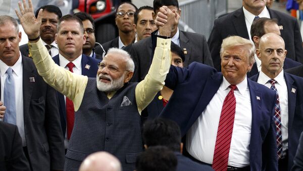 الرئيس دونالد ترامب ورئيس الوزراء الهندي ناريندرا مودي يتجولان حول ملعب إن آر جي وهم يلوحان للجماهير في هيوستن - سبوتنيك عربي