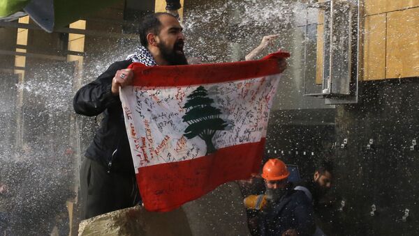 مواجهات بين قوات الأمن والمتظاهرين أمام مبنى البرلمان في بيروت، لبنان 11 فبراير 2020 - سبوتنيك عربي
