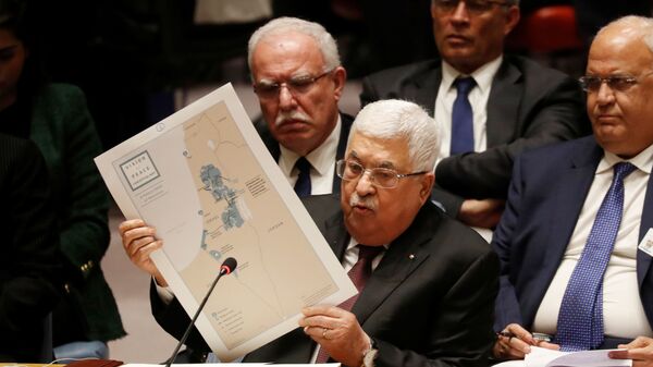 الرئيس الفلسطيني محمود عباس يحمل خريطة أثناء حديثه خلال اجتماع لمجلس الأمن في الأمم المتحدة في نيويورك  - سبوتنيك عربي