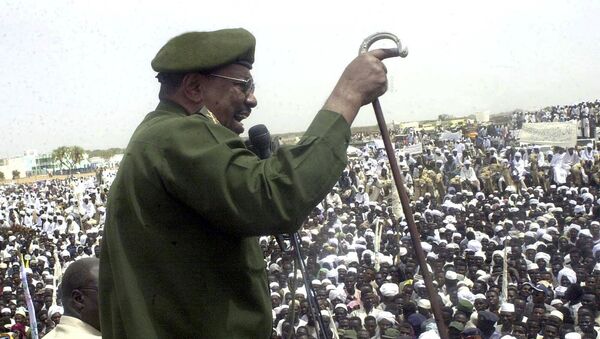 الرئيس السوداني عمر البشير يتحدث إلى آلاف السودانيين في نيالا عاصمة ولاية جنوب دارفور في عام 2004 - سبوتنيك عربي