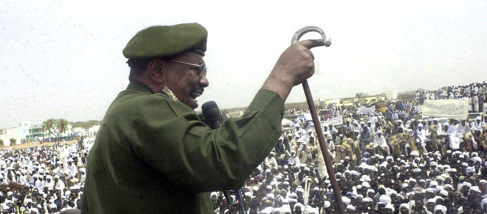 الرئيس السوداني عمر البشير يتحدث إلى آلاف السودانيين في نيالا عاصمة ولاية جنوب دارفور في عام 2004 - سبوتنيك عربي, 1920, 30.04.2021